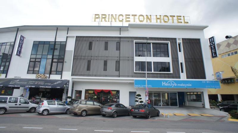 ג'והור בהרו Hotel Zamburger Bukit Indah מראה חיצוני תמונה