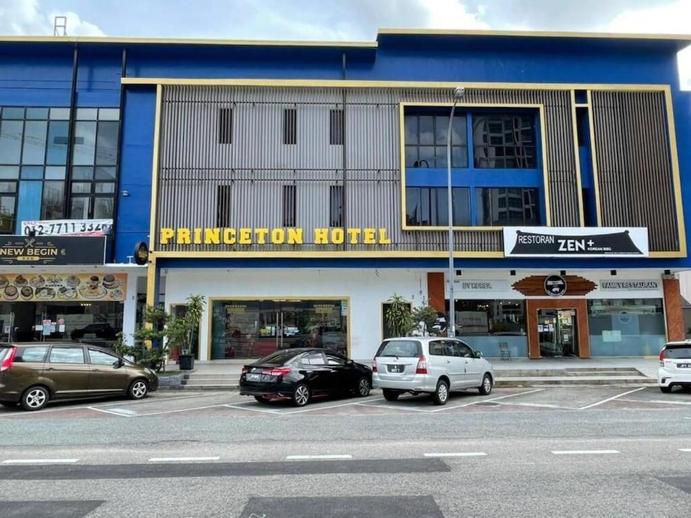 ג'והור בהרו Hotel Zamburger Bukit Indah מראה חיצוני תמונה