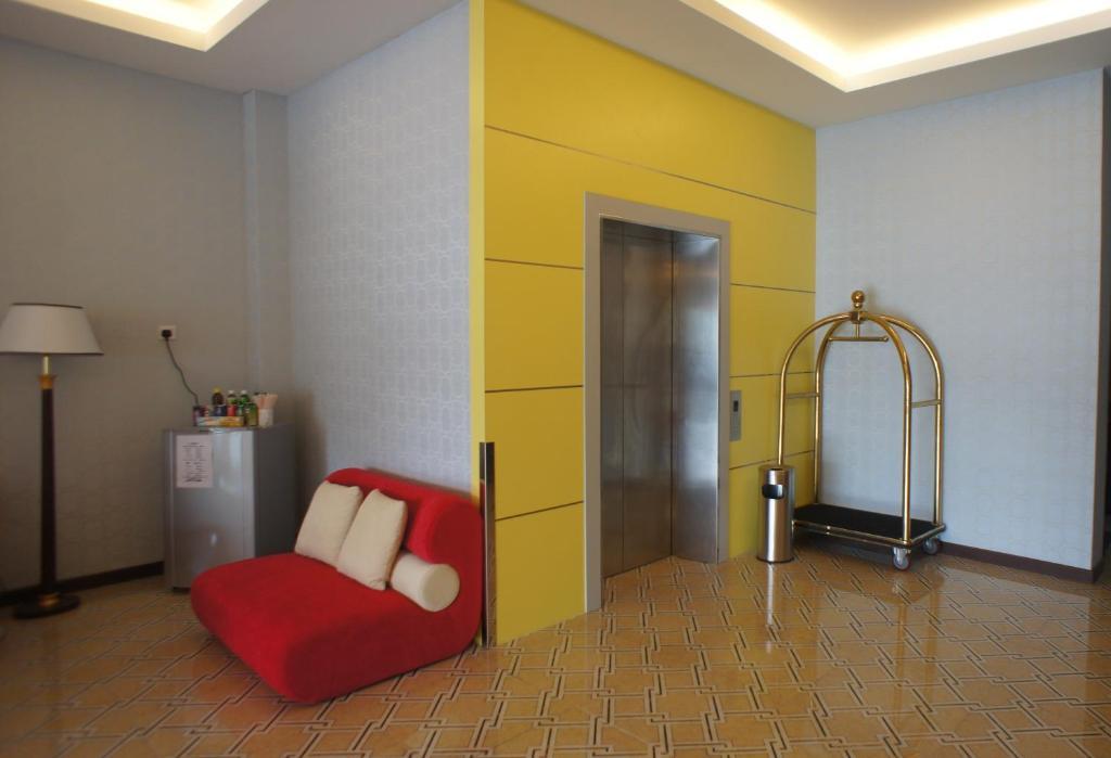 ג'והור בהרו Hotel Zamburger Bukit Indah מראה חיצוני תמונה