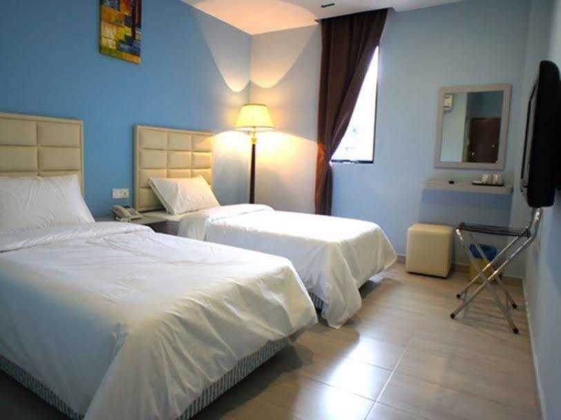 ג'והור בהרו Hotel Zamburger Bukit Indah מראה חיצוני תמונה