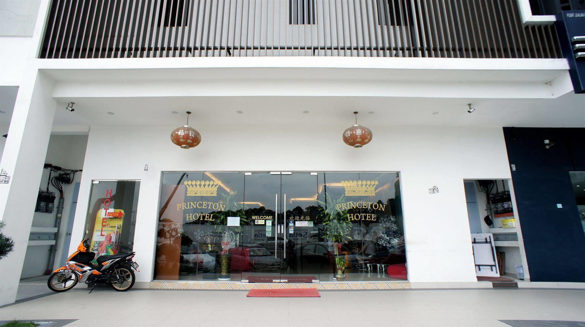 ג'והור בהרו Hotel Zamburger Bukit Indah מראה חיצוני תמונה